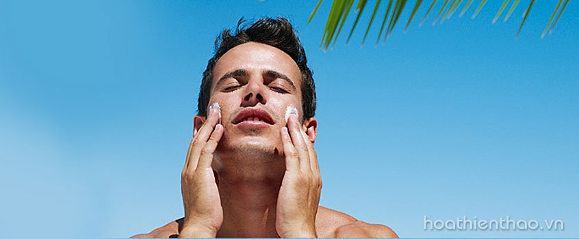 Dùng kem chống nắng hàng ngày để bảo vệ da nhạy cảm ở nam giới khỏi tác hại của tia UV