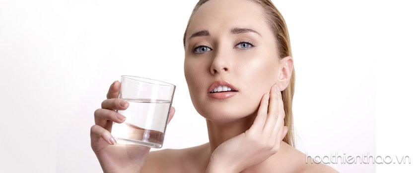 Bổ sung nước là cách tạo lớp màng bảo vệ cho làn da