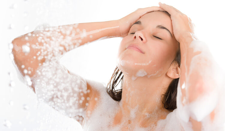 Tắm với sữa tắm giúp loại bỏ bụi bẩn và làm sạch da