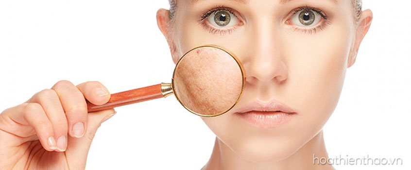 Việc sử dụng kem dưỡng trắng da mặt giúp ngăn ngừa quá trình lão hóa