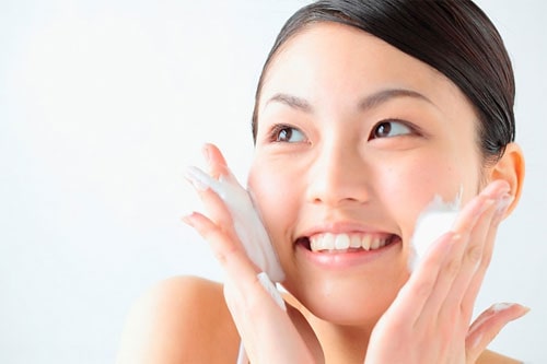 Điều tiết và giảm nhờn nhanh với sữa rửa mặt Neova Purifying Facial